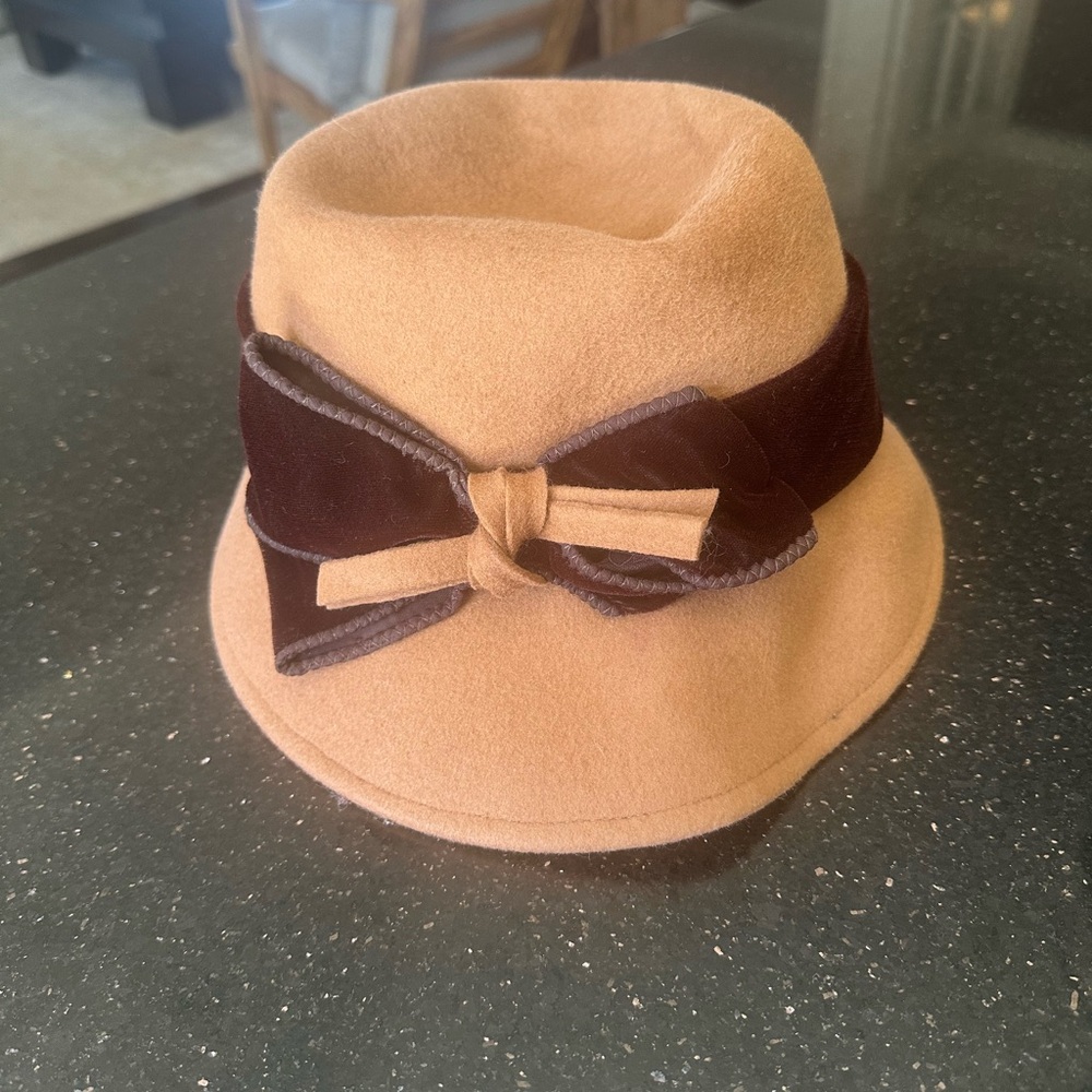 Italian wool hat with accent bow